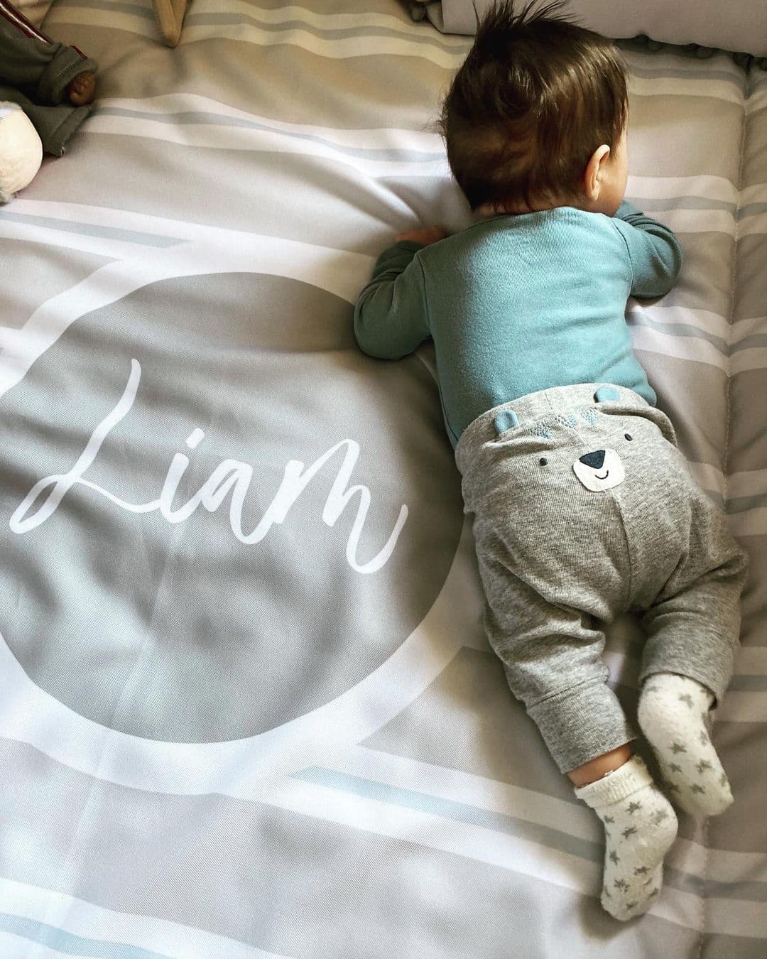 A unos días de la lluvia de críticas en los que sus fans mostraban
<b>inconformidad por no dejarlos ver cuánto ha crecido Liam</b>, la actriz compartió otra instantánea donde se hace notar hasta su sonrisa.