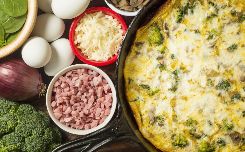 Además es muy práctica, cuestión de media hora te tomará hacer esta receta. Solo coloca todo en un tazón grande, bate los huevos y la leche. Agrega el brócoli, el jamón y el queso. Luego sazona con sal y pimienta.