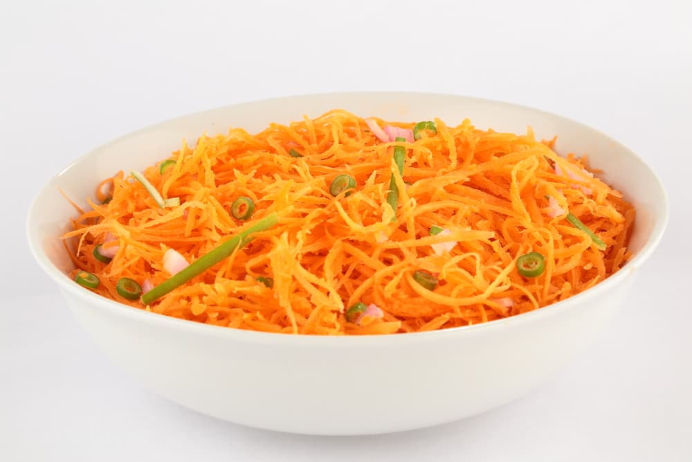 Una zanahorias ralladas es otra opción y depende de los gustos de tu hijo puedes preparárselas saladas o dulces. Saladas pueden ser con chile piquín y a las dulces le puedes agregar miel, granola o yogur.