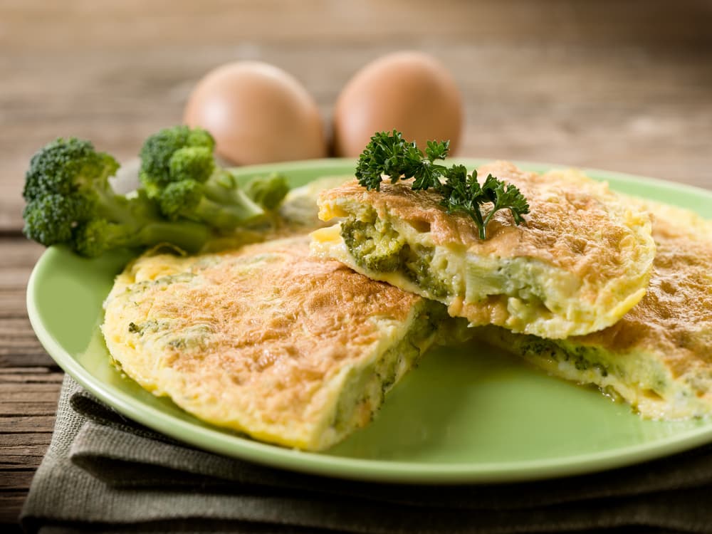 Frittata de brócoli y jamón Otro platillo que puedes preparar es una deliciosa frittata de brócoli y jamón, es ideal para que les mandes un pedazo en su lunch a los niños.