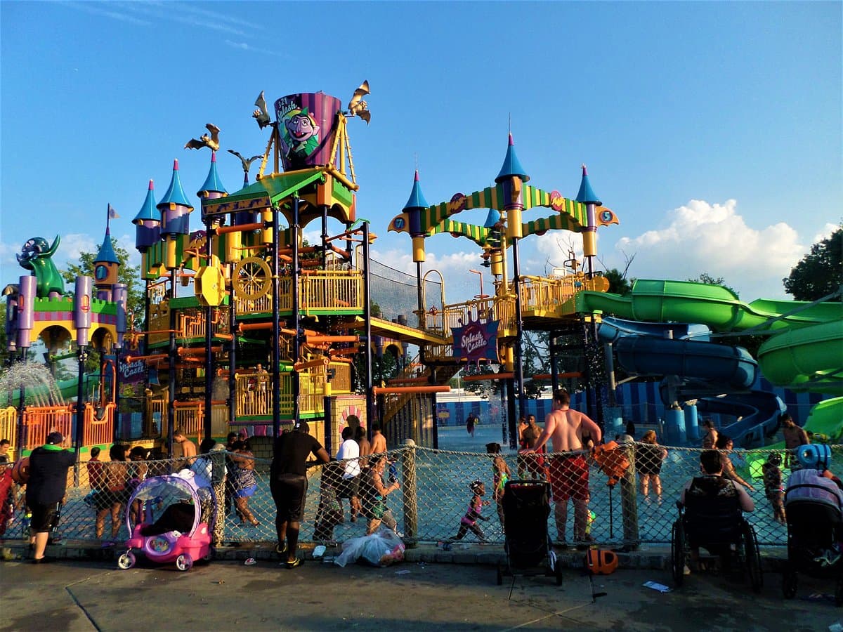 <b><a href="https://sesameplace.com/philadelphia/?&bidkw=sesame%20place%20philadelphia%20pennsylvania&dvc=c&h=http://clickserve.dartsearch.net/link/click?lid=43700064636436217&ds_s_kwgid=58700007207551338&gclid=CjwKCAjwu5yYBhAjEiwAKXk_eNlBDeVEX_G8BZ2xuZC93XsCW_7ntiXTMR1vCbhxSFZ3KgAeCTVcmRoC2skQAvD_BwE&gclsrc=aw.ds">Sesame Place Philadelphia</a></b>. Sesame Place es el único parque temático en los Estados Unidos basado íntegramente en el galardonado programa Sesame Street, es el primer parque temático del mundo en convertirse en un Centro de Autismo Certificado. El parque tiene más de 25 atracciones, espectáculos de personajes en vivo, desfiles, un vecindario interactivo de Sesame Street y los amigos peludos favoritos de todos.
<br>
<br>
<b><a href="https://g.page/SesamePlaceThemePark?share">Cómo llegar</a></b>