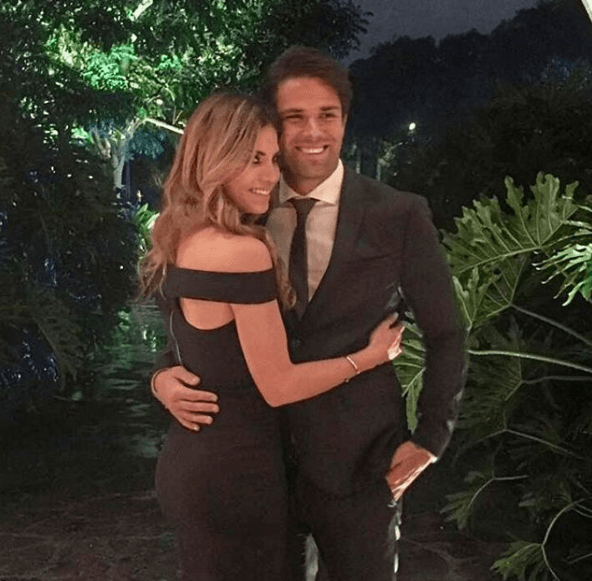 Pero este galán de Jalisco está por dejar la soltería ya que recientemente le entregó el anillo de compromiso a su novia, Lorenia Martínez.