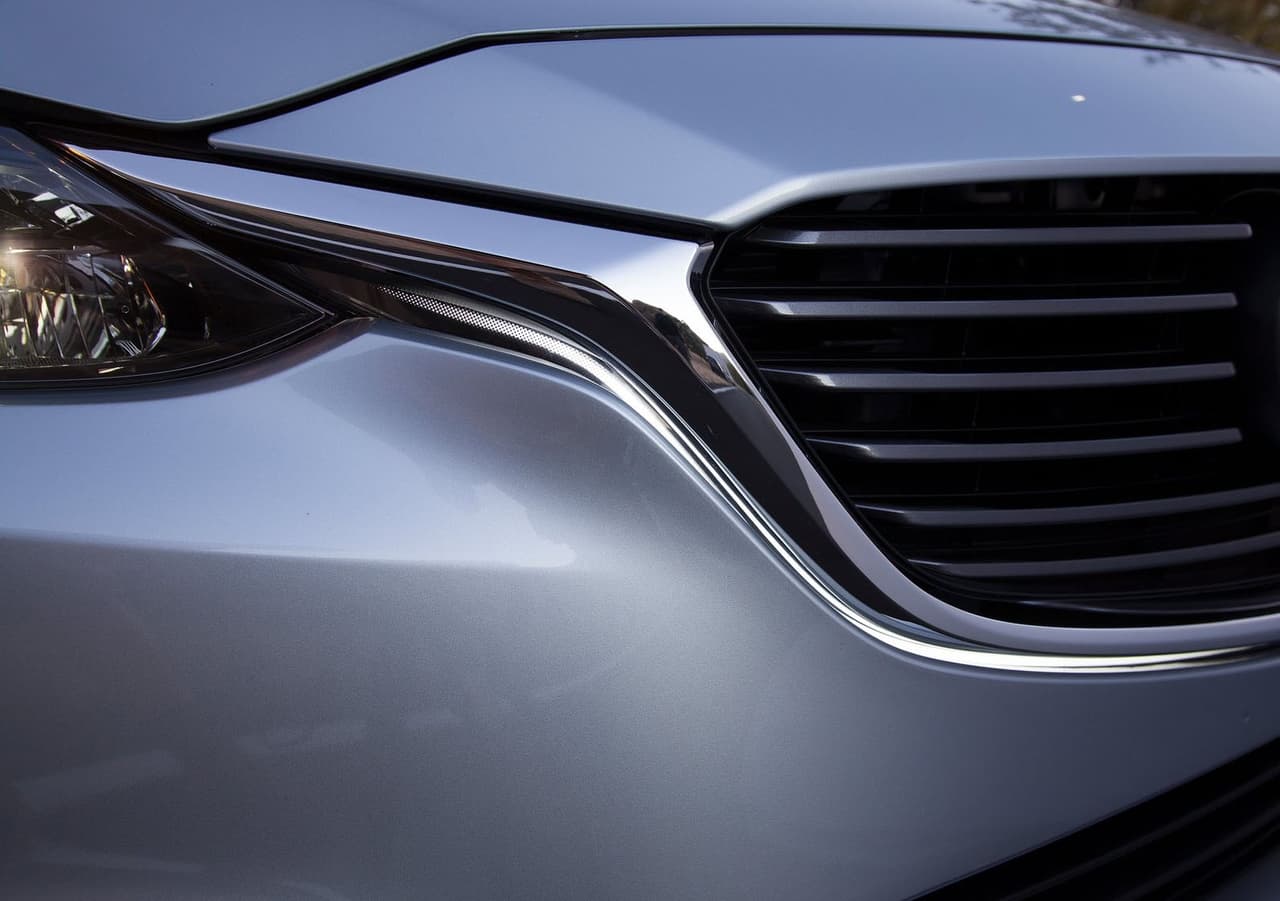 Los pocos cambios visuales se evidencian al frente: breves retoques en sus faros con tecnología LED, nuevos rines y mayor presencia de cromo en su cara frontal.