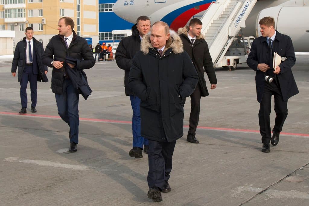 ¿Grietas en el Kremlin por Ucrania? Putin se protege con la "Bestia del Este" y sus "mosqueteros" 