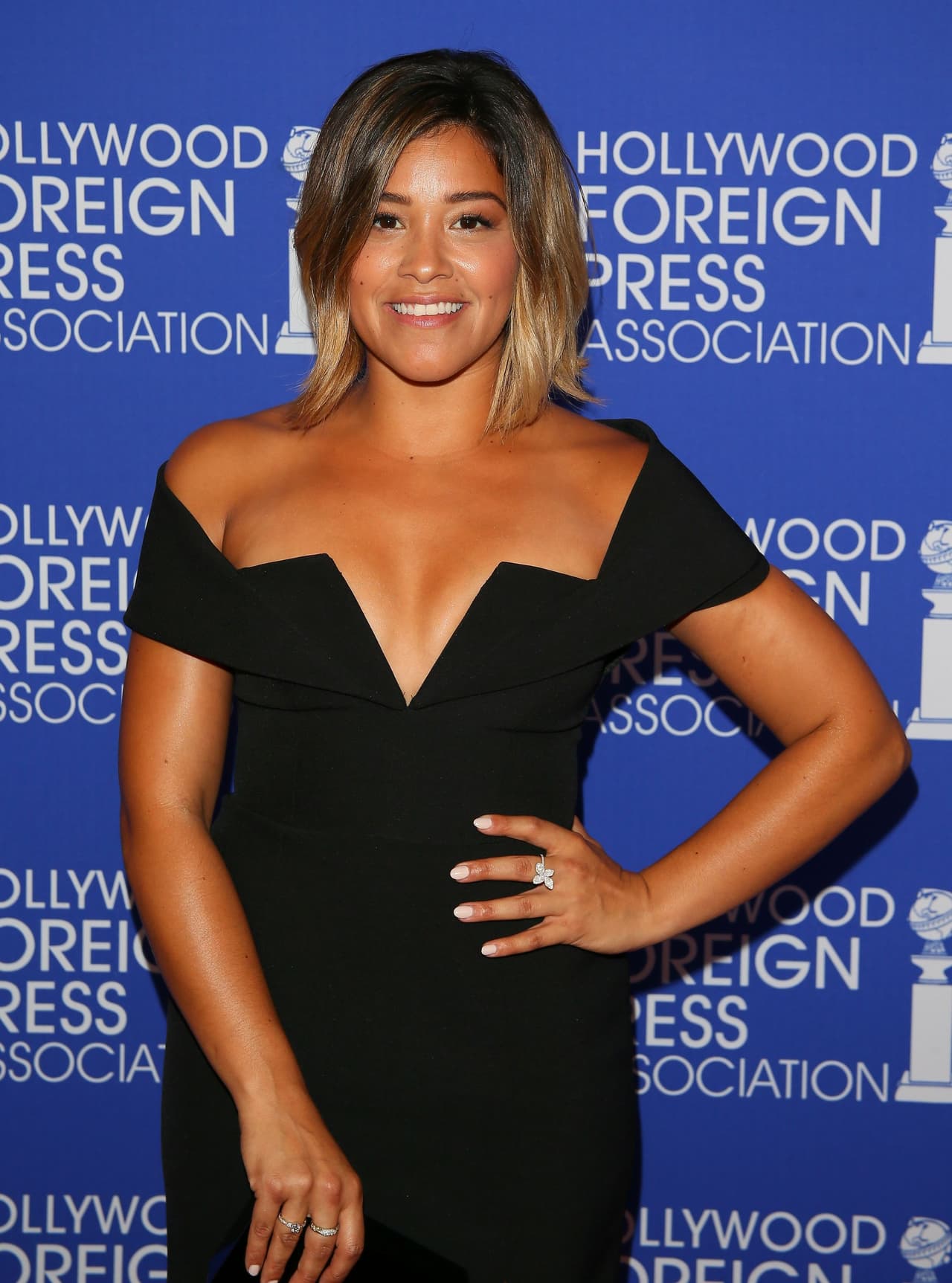 Gina Rodríguez echó mano de un escote muy parecido al de Kendal Jenner pero para darle más soporte y comodidad eligió uno con mangas abiertas que crea un escote geométrico que hace que el vestido luzca más interesante.