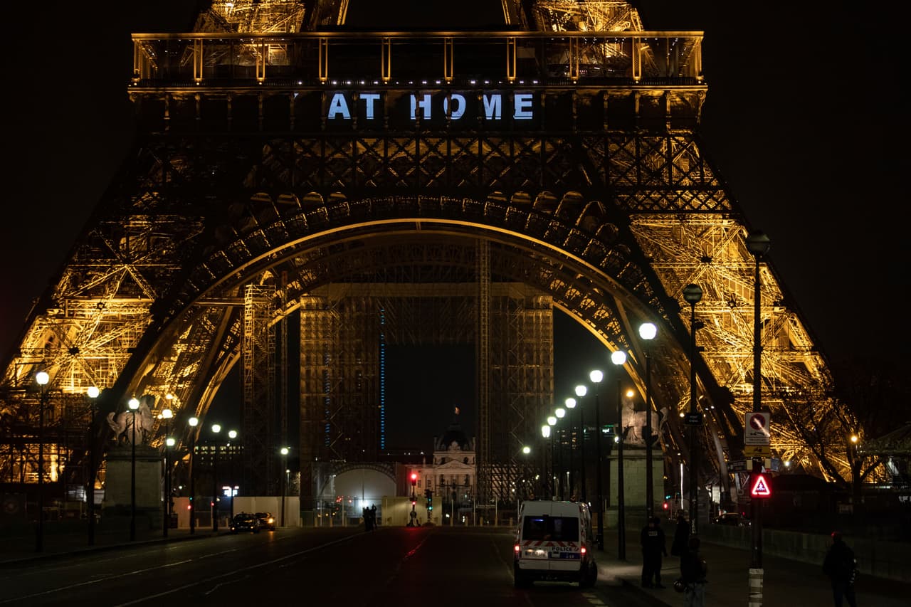 <b>"Quédese en casa",</b> la recomendación en las luces de la Torre Eiffel de París, Francia, durante la cuarentena obligatoria decretada por el gobierno. 27 de marzo.