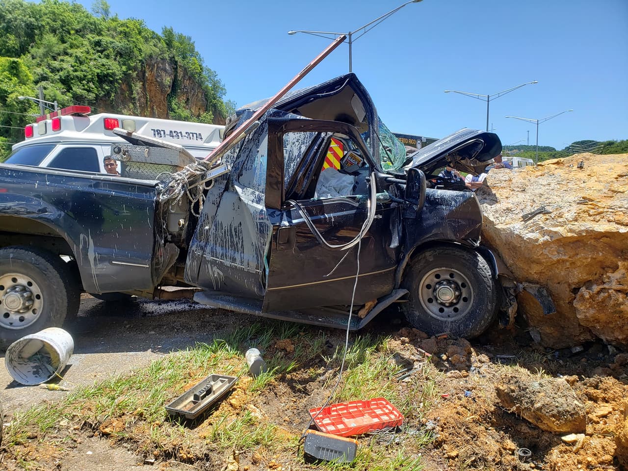 El agente Daniel Escobar supervisado por el sargento Losangel Acevedo y el teniente Juan González del Negociado de Patrullas de Carreteras investigan el accidente.