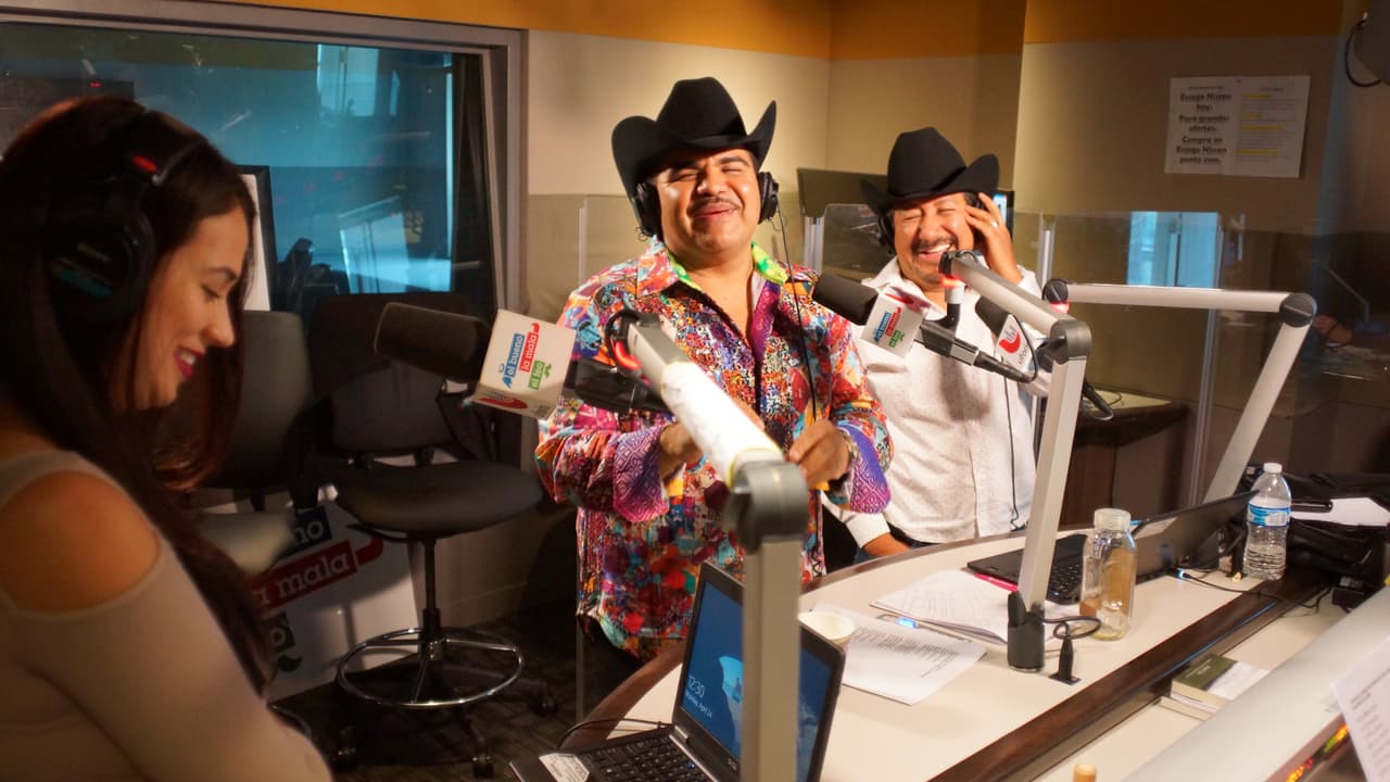 Chuy Lizarraga estreno su canción 'Casada o no' al lado de 'El Bueno, La Mala y El Feo'.