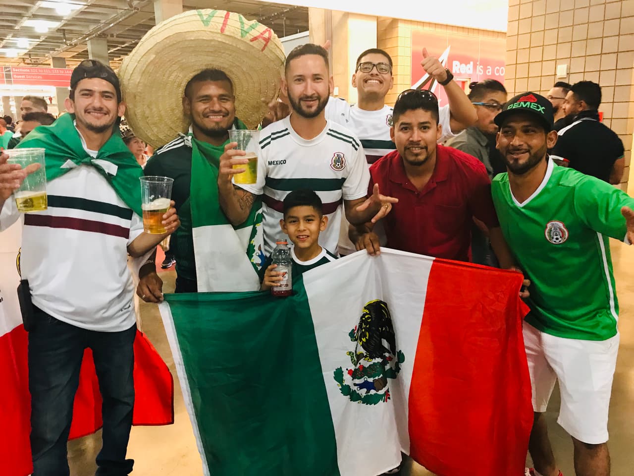 Entre amigos vinieron apoyar la selección mexicana en la ciudad de Glendale.
<br>