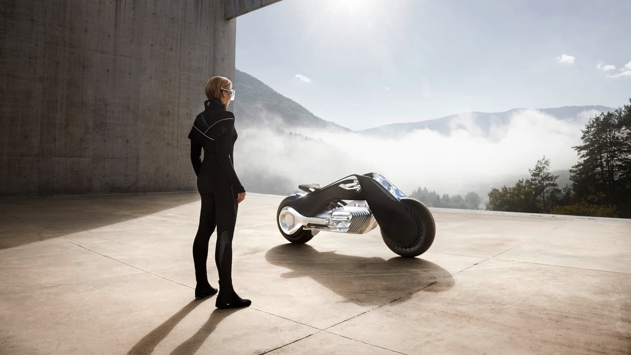 El traje y gafas serán las únicas vestiduras que el piloto necesitara. Estos no actúan como elementos de protección, pero como elementos de comunicación con el vehículo y comodidad.