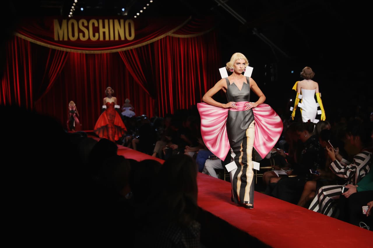 Crear extrañas ilusiones ópticas fue otra de las estrategias del diseñador Jeremy Scott, director creativo de la marca, que estampó sobre este vestido un par de largas piernas que eran un dibujo y no las piernas reales de la modelo.