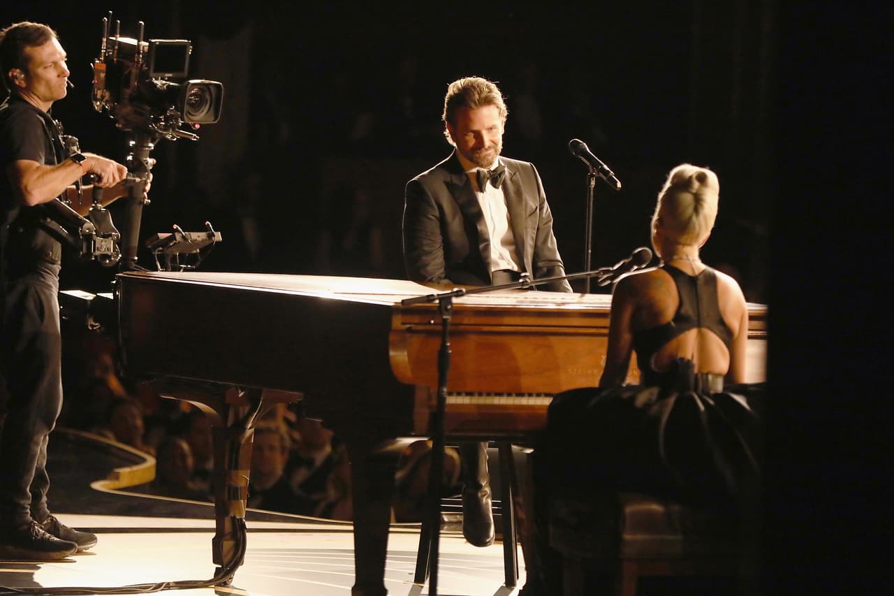 Los actores interpretaron 
<b>el tema ‘Shallow’</b>, el cual estaba nominado como 'Mejor canción original', y todo mundo en el Dolby Theatre de Los Ángeles y a través de las redes sociales, fue testigo de 
<b><a href="https://www.univision.com/shows/despierta-america/lady-gaga-y-bradley-cooper-se-pasaron-de-romanticos-frente-a-la-novia-de-el-analizamos-lo-que-paso-en-los-oscar-video">la emoción que ambos derrocharon</a></b>.