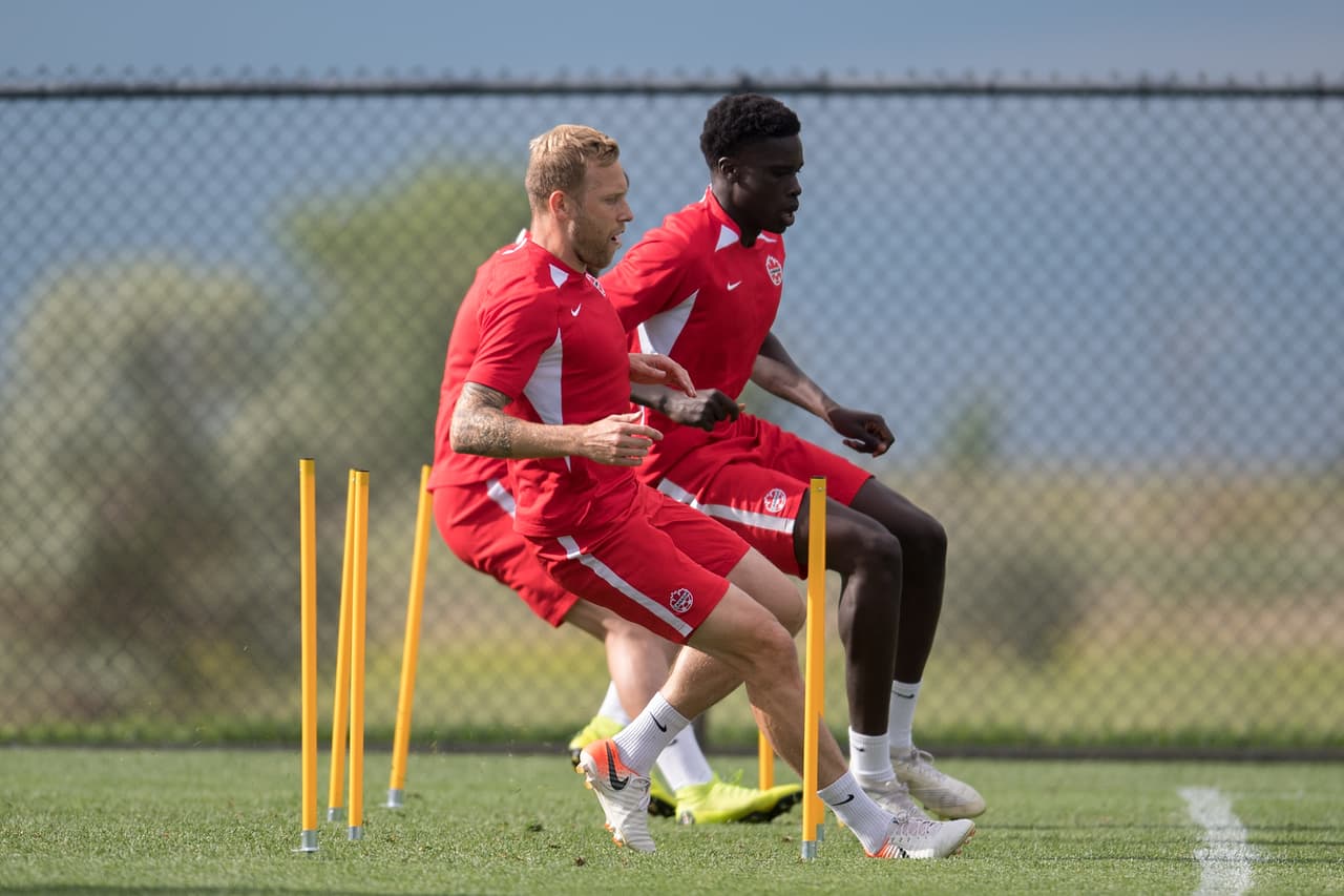 Bajo las órdenes de John Herdman, entrenador de la selección de Canadá, el equipo de la hoja de maple se entrenó para cerrar su preparación de cara a su importante partido ante México por la Copa Oro que se efectuará este miércoles en Denver. Jugadores jóvenes muy interesantes y con enorme potencial que militan en las mejores ligas europeas, son la parte medular de un equipo canadiense que, por lo visto, busca hacerle partido al Tri en el renglón de lo físico y el desgaste por correr en todo el campo.