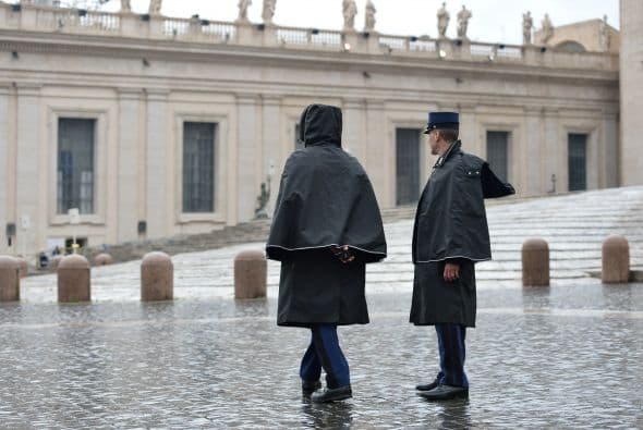 Dado que el humo de la fumata de este miércoles fue negro por segunda vez, se espera que esta tarde los fieles vuelvan a esperar la nueva decisión.