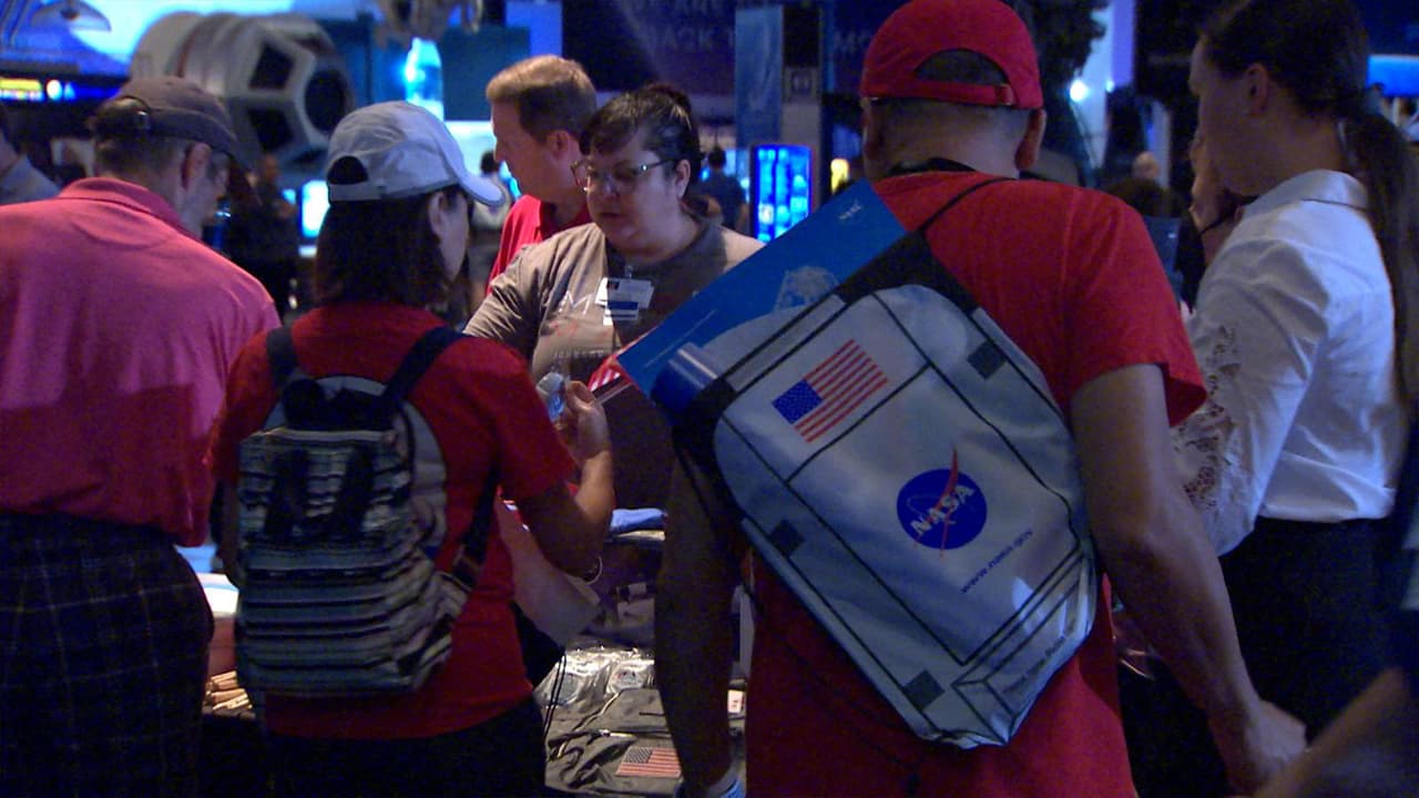 Los asistentes estuvieron desde tempranas horas este lunes en la mañana con la motivación de ver el lanzamiento del cohete, una misión que tiene el objetivo de que los humanos vuelvan a pisar la Luna en 2025.