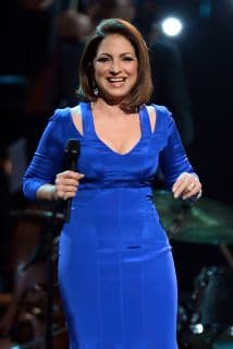 <b>Gloria Estefan</b> encabezará el opening act de los premios 
<b><a href="https://www.univision.com/shows/latin-grammy">Latin GRAMMY 2021</a> </b>y lo hará acompañada por otras grandes estrellas de la música.
<br>
<br>La cantautora cubana ha vendido más de 75 millones de discos a lo largo de su trayectoria y su beat inigualabla será la forma perfecta de arrancar esta noche tan especial.