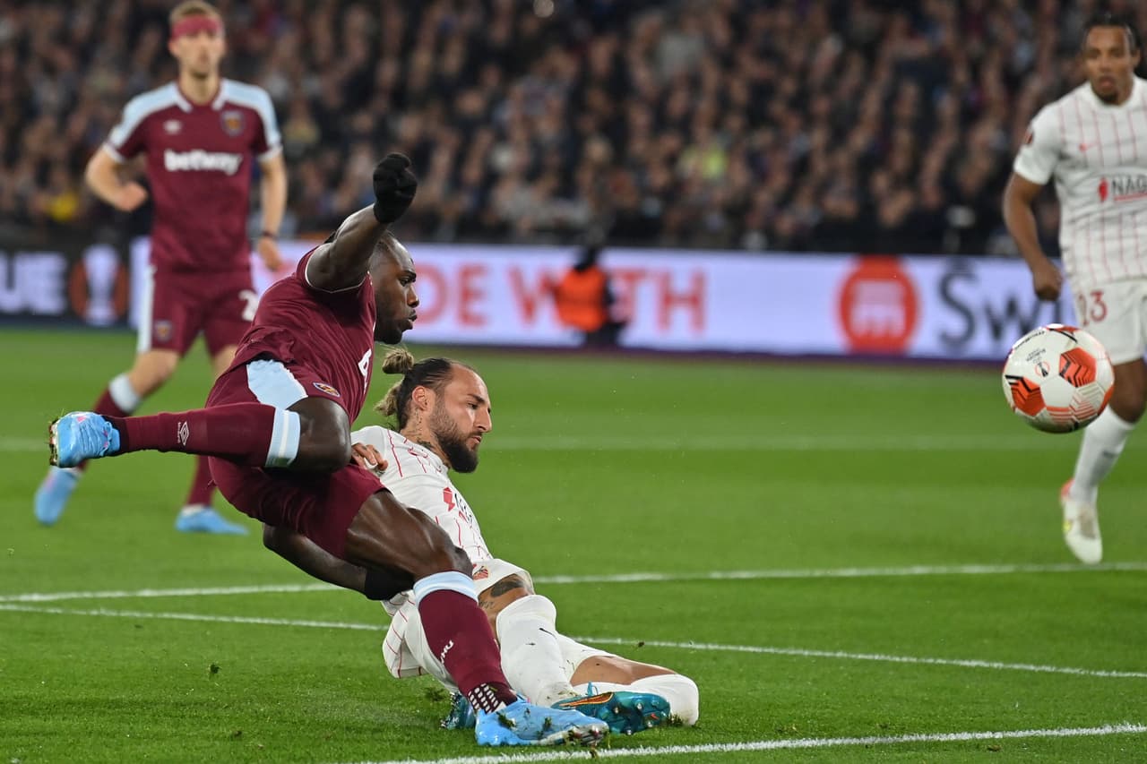 El West Ham derrotó 2-0 al Sevilla en tiempos extra para eliminarlo con un global de 2-1.