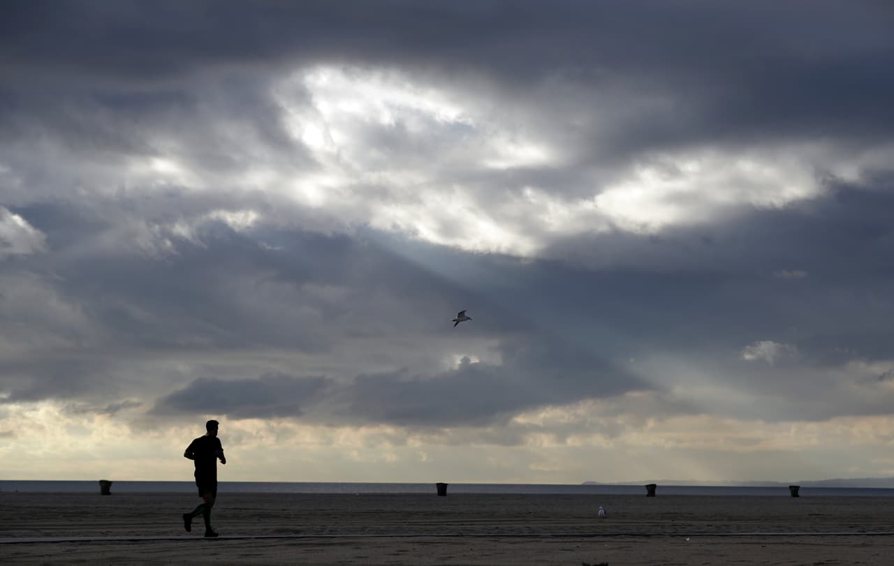 Fuerte oleaje y aguas contaminadas también son preocupación en las zonas costeras del estado dorado. Si planea visitar alguna playa en los próximos días tenga en cuenta que las tormentas no se han retirado de la región, y por su seguridad se recomienda seguir las indicaciones de las autoridades del área de su destino.