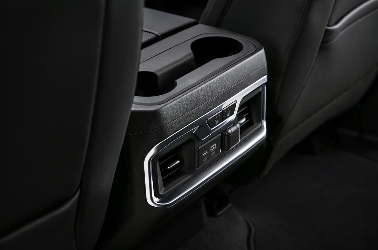 Portavasos, 
<b>espacios guardaobjetos, salidas de aire acondicionado</b> para las plazas traseras y entrada USB, son algunas de las prestaciones que tiene la GMC Sierra 2019 para sus ocupantes.