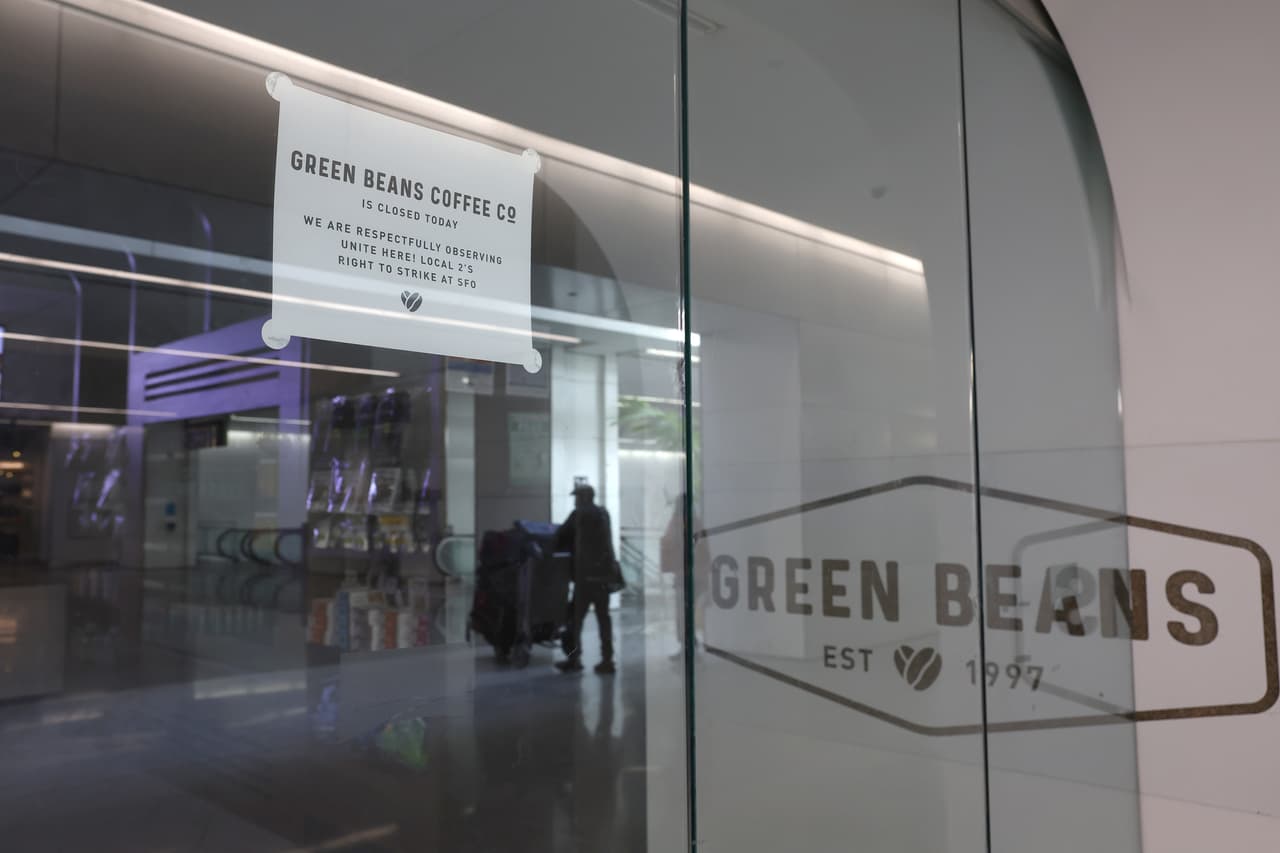 Los viajeros dijeron que necesitan tomar alimentos en el aeropuerto, ya que no se les permite subir comida a los aviones.
<br>