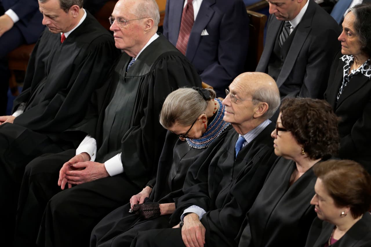 <b>2. Siesta suprema</b>
<br>Los discursos presidenciales a veces no son lo entretenidos que algunos cabrían esperar. En 2015, se vio a la jueza de la Corte Suprema Ruth Bader Ginsburg dormitando en el hemiciclo durante el dicurso de Barack Obama. Cuando le preguntaron el motivo, la jueza, entonces de 81 años, contestó: "No estábamos, al menos yo, 100% sobrios".