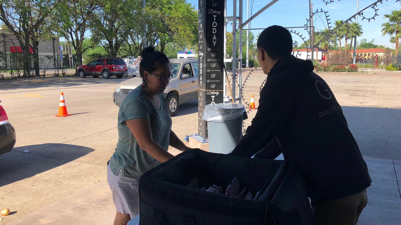 Los voluntarios de Gallery Furniture entregarán los artículos donados en paquetes a personas discapacitadas y mayores.