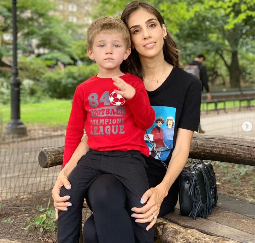 "Fue complicada la dinámica con nuestro hijo porque estaba acostumbrado a salir, a tener amigos, una escuela, a de repente al perder todo eso y estar en casa todo el día; le entró esta frustración, aburrimiento, que obviamente tensa a toda la familia. Estamos tratando de ver de qué forma hacemos armonía para él y para todos", explicó.