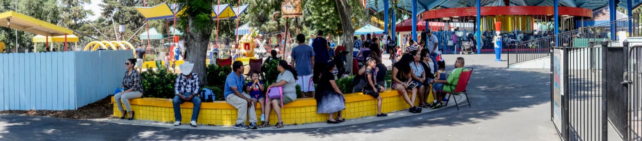 Familias del valle central visitaron los parques temáticos Playland y Storyland para disfrutar del Día de la Familia en Fresno.