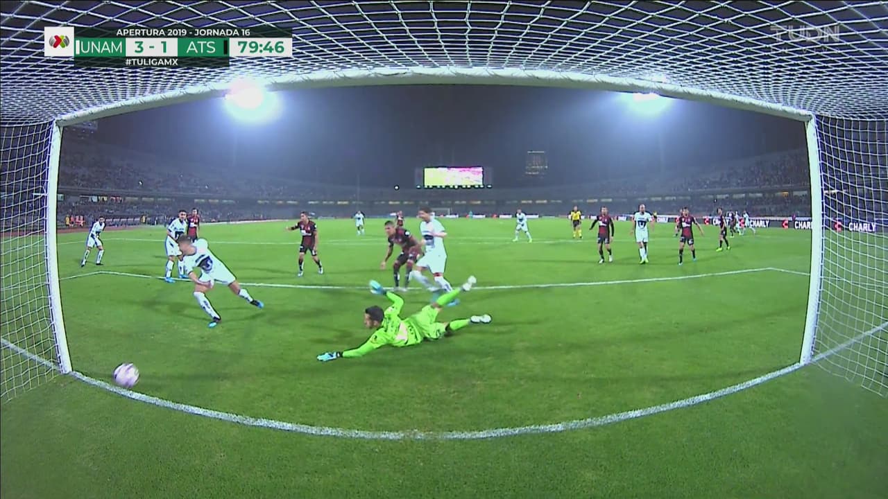 ¡Pumas lo finiquita! Freire aprovecha rebote de Vargas para el 3-1