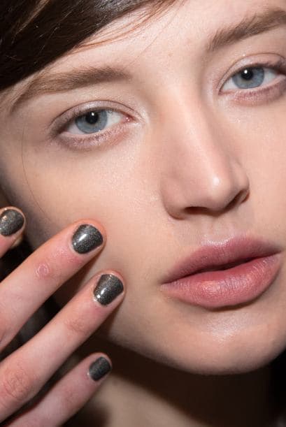 Aunque lo tradicional es que en la temporada primavera-verano reinen los colores vibrantes, en esta ocasión las tendencias dieron un giro inesperado y muy 'chic', por eso te diremos todo para que estés a la vanguardia.