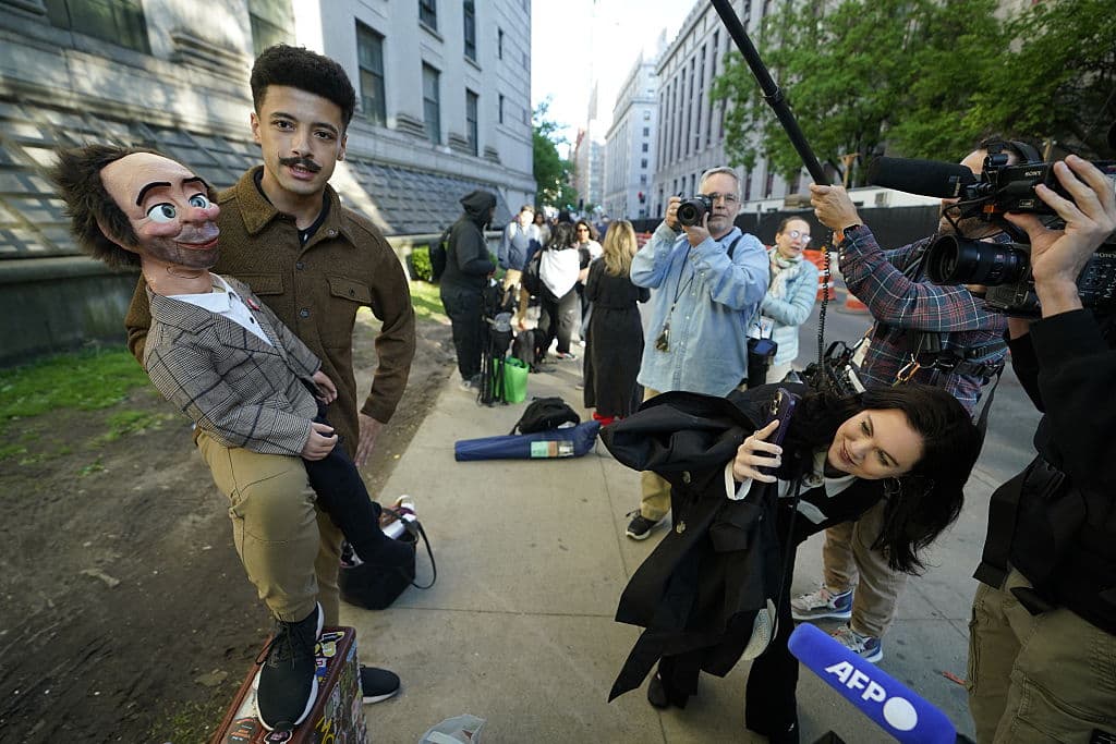 Entretenimiento no falta a las afueras del tribunal, mientras que adentro se anticipa tensión con el próximo desfile de testigos en el caso.