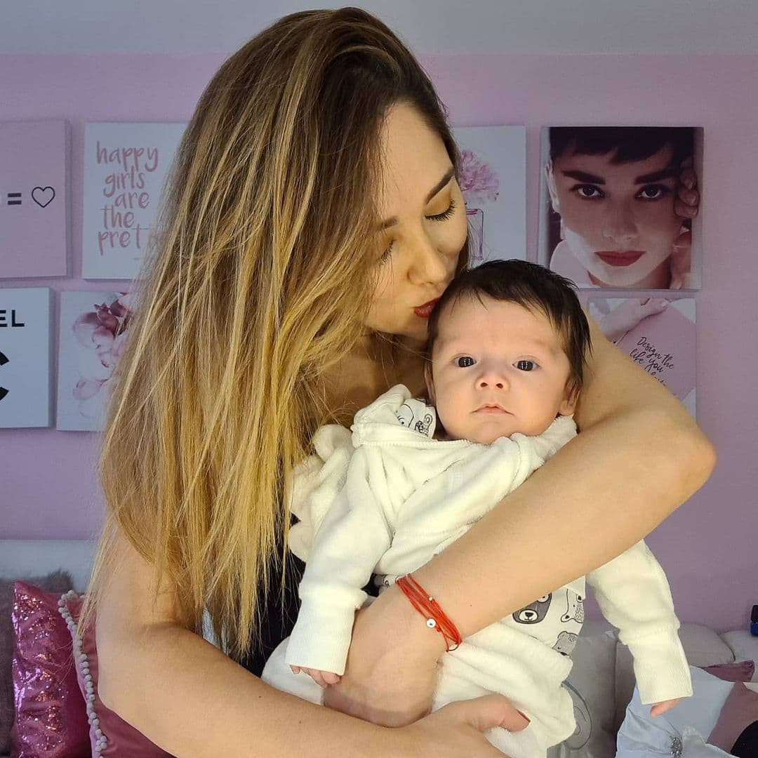 En mayo de 2020,
<b>Sherlyn</b> se convirtió en la orgullosa madre del pequeño André, quien con sus tiernos momentos, risas y aventuras, ha conquistado el corazón de sus seguidores en más de una ocasión.