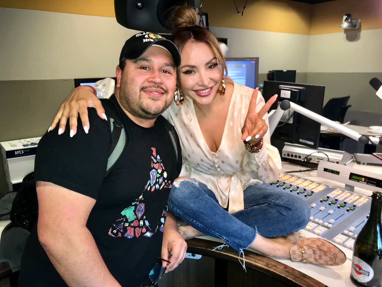 Su amigo René Pineda la acompañó en el estudio para iniciar la aventura.