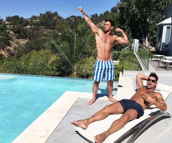 Ricky Martin y Jwan Yosef siguen presumiendo su amor con esta linda foto en la piscina. ¡Bellos!
