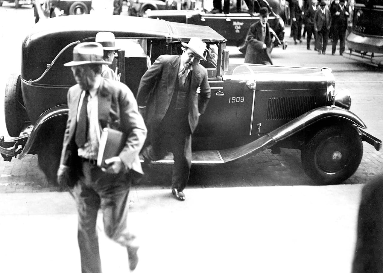 En 1989 Pablo Escobar se coló entre las 7 personas más ricas del mundo, según 
<i>Forbes</i>. Una fortuna que le habría permitido acceder a excentricidades como la supuesta compra de un
<b> Cadillac que perteneció a Al Capone</b>, una figura que Escobar admiró. "Mi padre admiraba a Al Capone y por eso leía cuanto libro o periódico hablaba de su carrera como criminal", contó su hijo en el libro 
<i>Pablo Escobar, mi padre, las historias que no deberíamos saber</i>.