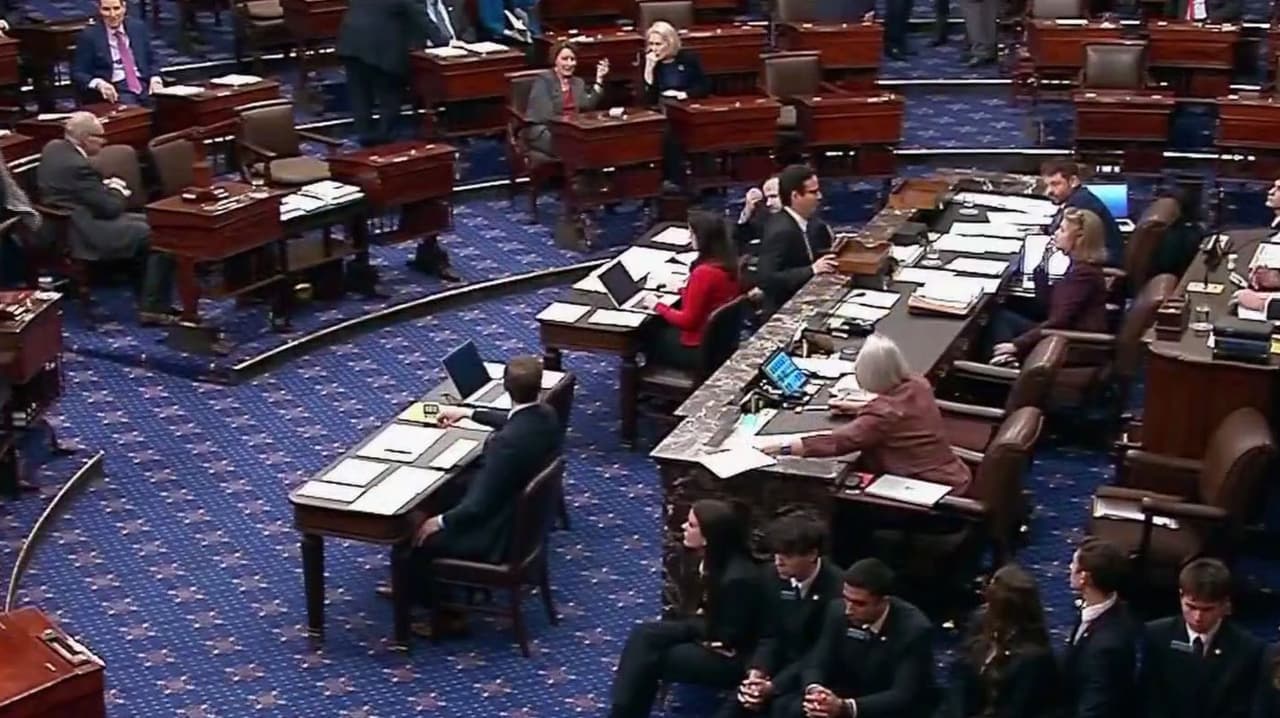 Senado vota resolución que podría limitar poder militar de Donald Trump en Irán