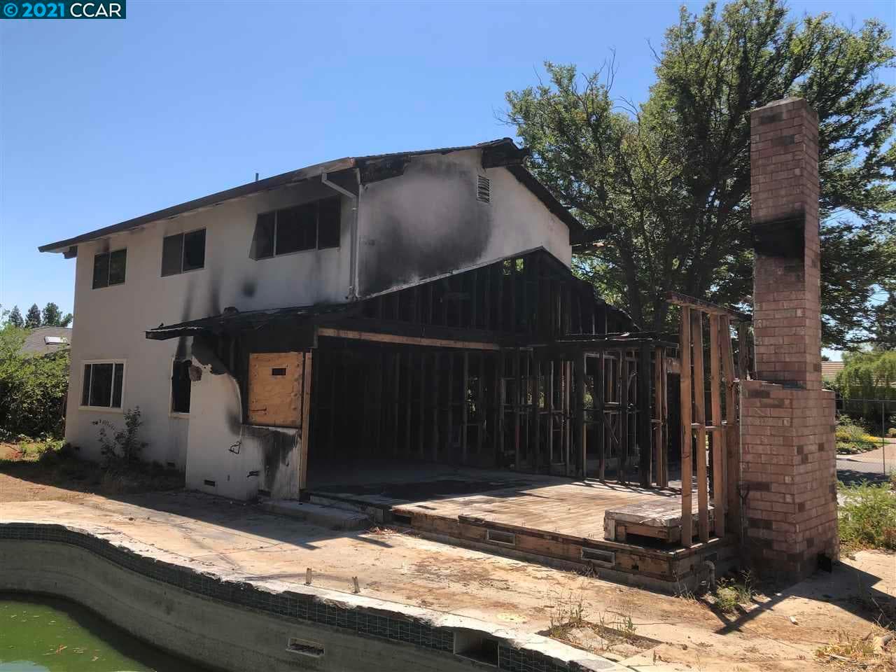 Una casa en venta en el Este de la Bahía se ha convertido en la nueva postal de lo que
<a href="https://www.univision.com/local/san-francisco-kdtv/una-casa-inhabitable-en-2-5-millones-la-ultima-postal-de-la-crisis-de-vivienda-en-san-francisco-fotos-fotos">caro que puede resultar vivir en esta región</a> del norte de California.