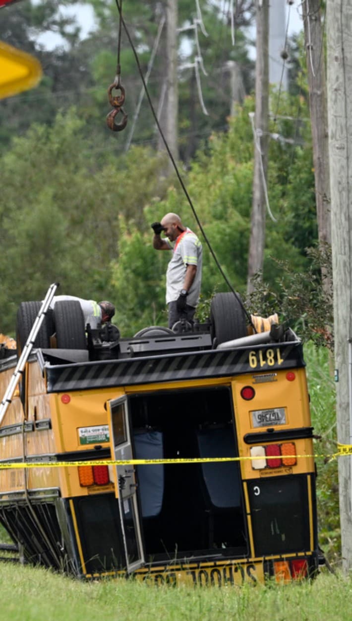 Mientras los expertos se aseguraban de que funcionara el intento de enderezar el autobús escolar
<b>chocado por un Chevrolet Malibu blanco</b>, las autoridades investigaban qué provocó el primer accidente.
<br>
<br>Esa respuesta permitiría
<b>identificar a la persona responsable</b> y presentar cargos en cualquier momento.