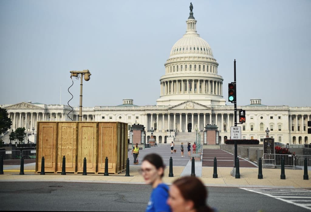 Uno de los nuevos elementos destacados de la protección del Capitolio es una caseta donde está instalada 
<b>una cámara de seguridad temporal </b>frente a la escalinata del emblemático edificio.