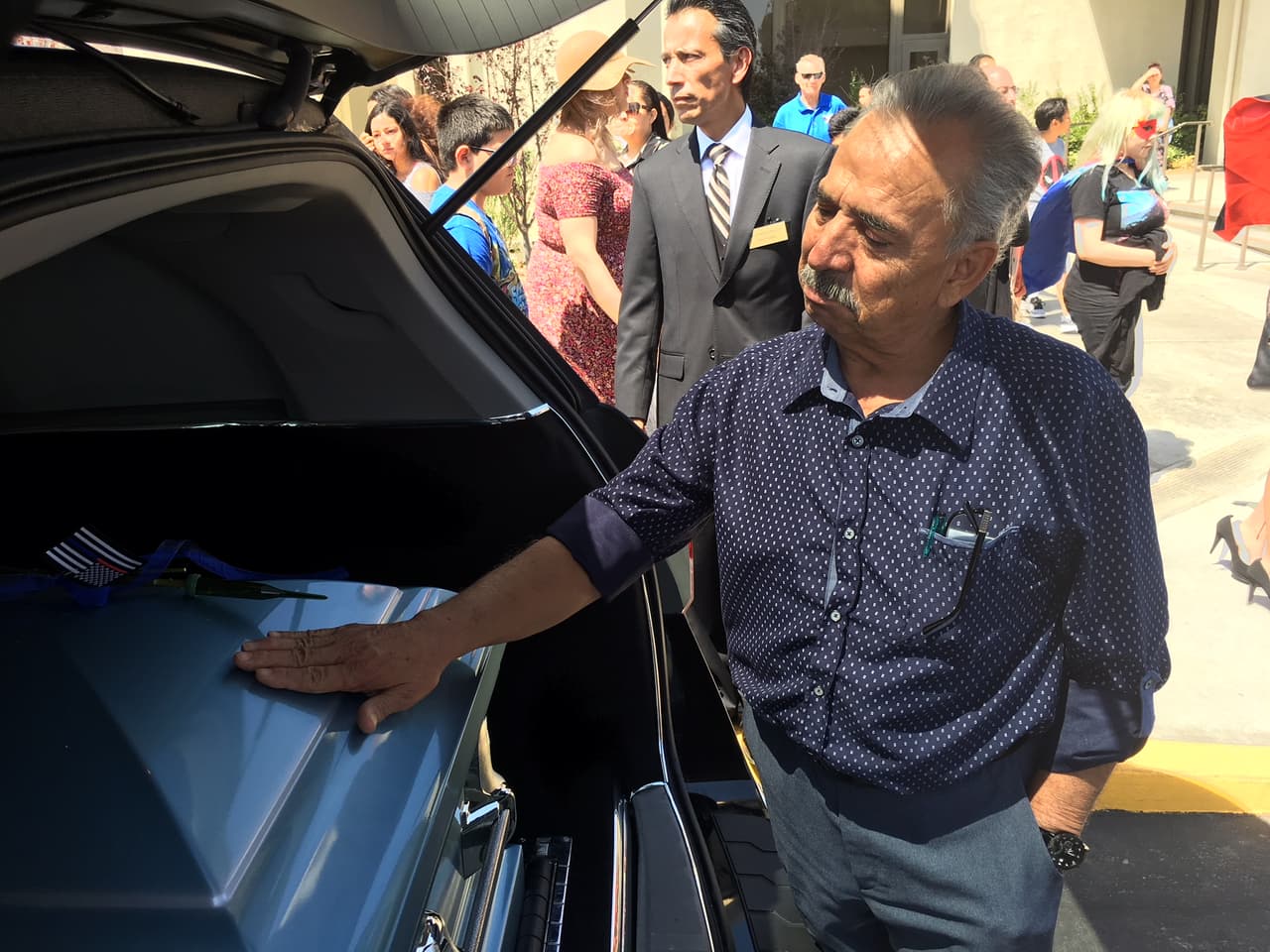 José del Río, tío de la abuela paterna de Anthony, le da el último adiós al pequeño en su ataúd.