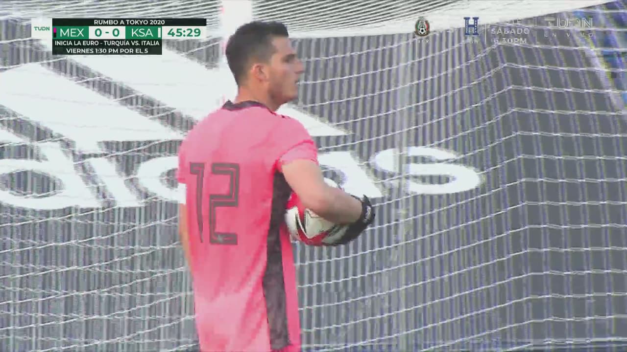 ¡La más clara del partido! Sebastián Jurado evita el gol de Arabia