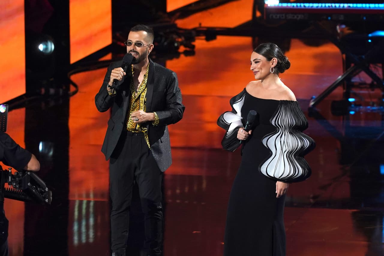 Poco antes de terminar la velada, la conductora sorprendió con este delicado diseño en blanco y negro de mangas abullonadas.