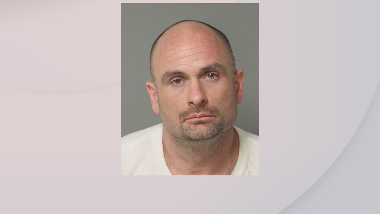 Sujeto ataca con un hacha a otro hombre en Raleigh