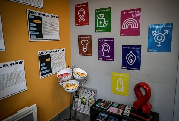 El
<a href="http://publichealth.lacounty.gov/dhsp/STDInfo.htm " target="_blank">departamento de Salud del condado de Los Ángeles</a> ha enfatizado la importancia de mantener hábitos saludables. Estas enfermedades pueden “pasar de una persona a otra persona teniendo sexo oral, vaginal o anal, o compartiendo artículos personales con sangre, como agujas, navajas de afeitar y cepillos de dientes”.