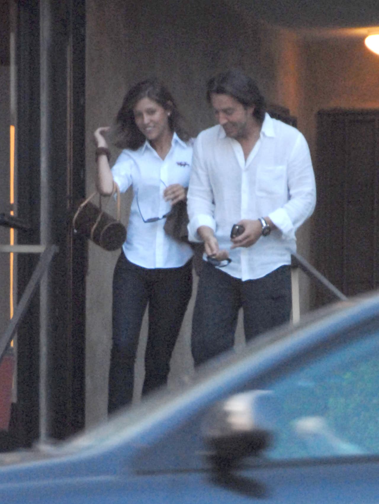 En las imágenes destaca el bolso que también utilizó la actriz Macarena Achaga en el último capítulo de la segunda temporada de la serie de Luis Miguel, cuando es fotografiada en Madrid.