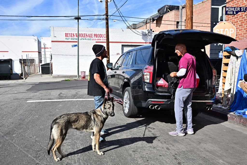 El veterinario Stewart, a la derecha, escogió precisamente Skid Row, uno de los sectores de mayor indigencia en Los Ángeles, para abrir una despensa de alimentos para los perros y gatos de quienes viven en la calle.