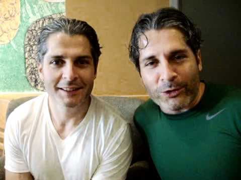 Así lucen en la actualidad, aunque tienen canas no han perdido su galanura.