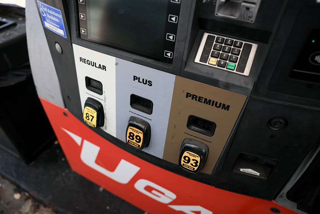 <b>Factores globales</b>: El descenso en los precios se atribuye a un posible
<b>exceso de oferta </b>y una
<b>desaceleración económica </b>mundial.