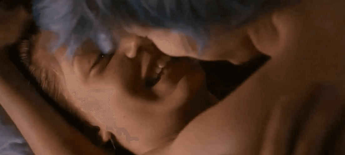 Una de las escenas de sexo más fuertes del cine. Las actrices Lea Seydoux y Adèle Exarchopoulos han hablado mucho sobre esta realista y larguísima escena de sexo lésbico para la que el director Abdellatif Kechiche les llevó al límite. Ellas 
<a href="http://www.independent.co.uk/arts-entertainment/films/features/blue-is-the-warmest-colour-actresses-on-their-lesbian-sex-scenes-we-felt-like-prostitutes-8856909.html">declararon</a> que se sintieron como prostitutas durante el rodaje.