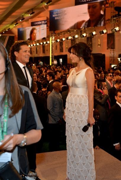 Te llevamos detrás de cámaras y mira todo lo que pasó mientras tus artistas desfilaban por la alfombra verde. 